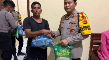 Jumat Berkah di Penghujung Ramadhan, Kapolres Aceh Tenggara Salurkan 300 Paket Sembako untuk Warga Terdampak Banjir di Ketambe