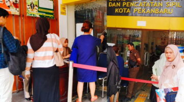 Kadisdukcapil Pekanbaru Terkesan Arogan: Ros Diblokir Tidak Bisa Masuk Ruang Pelayanan, Bunga Ditolak Karena Aturan Baju
