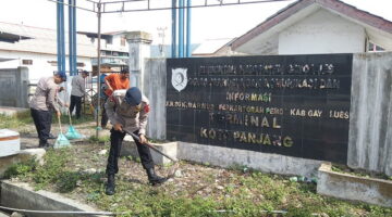 Melalui Gerakan Indonesia Asri, Brimob Aceh Bersihkan Terminal Kuta Panjang